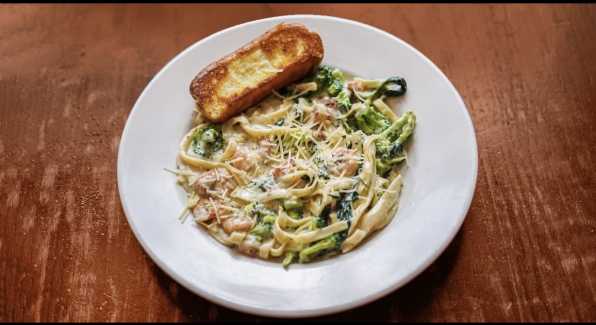 Fettuccini alfredo with broccoli, shrimp and a slice of garlic bread